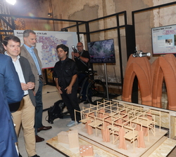 Don Felipe visita el espacio a cargo de Tebrio que incluye una experiencia sensorial para tocar, oler, saborear, escuchar y ver todo lo que los insect